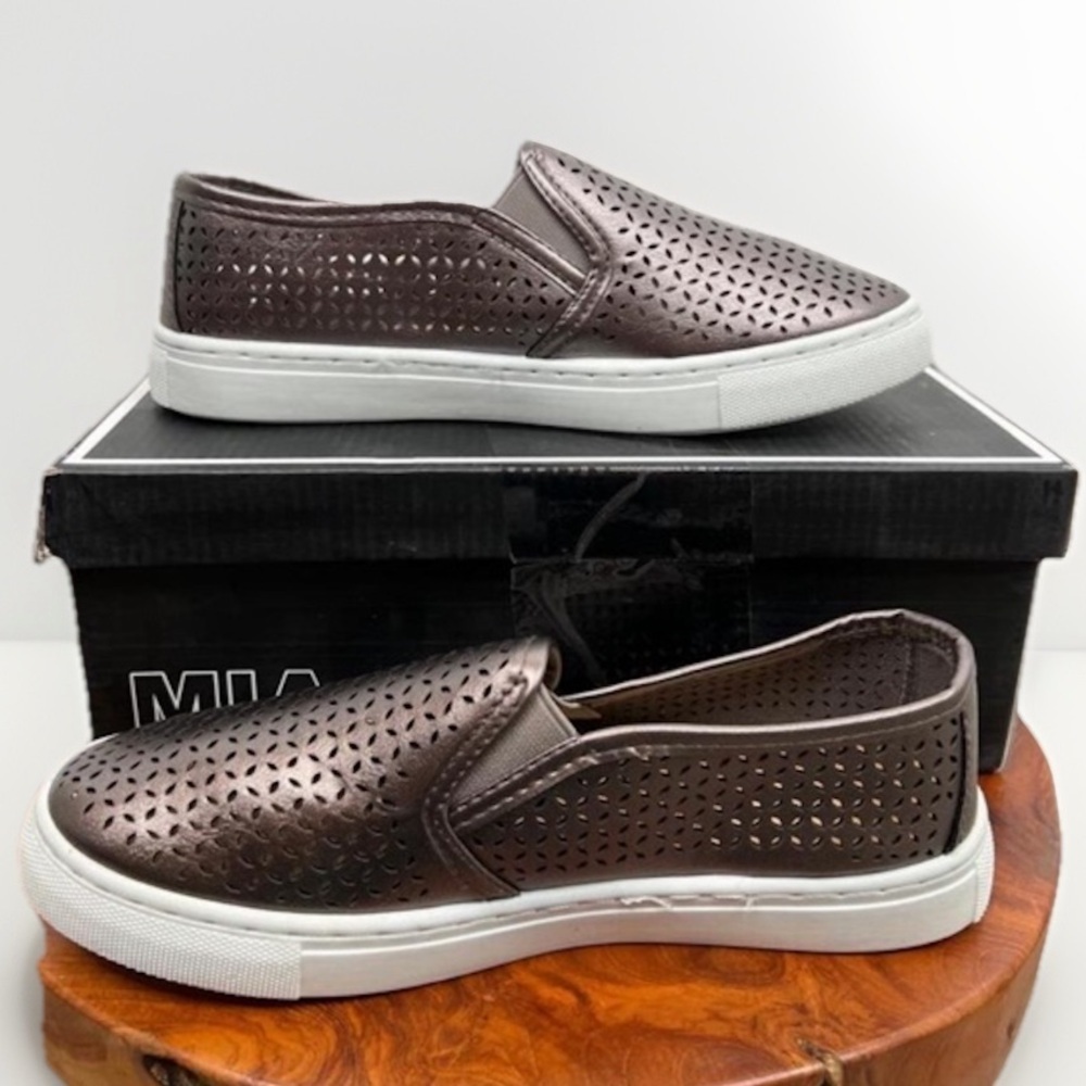 MIA Edith Slip-On Sneakers Size 8M Pewter Perforated Low Platform Shoes